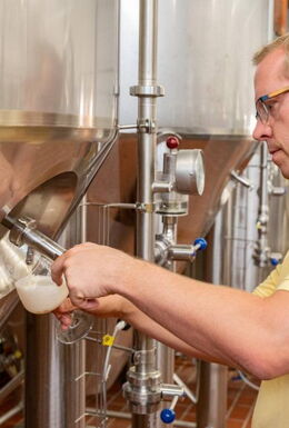 Abzapfen eines Glases Bier aus der Zapfanlage in der Stupps Brauerei