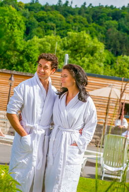 Paar in Bademänteln im Sauna-Außenbereich der Solewelt Bad Salzungen