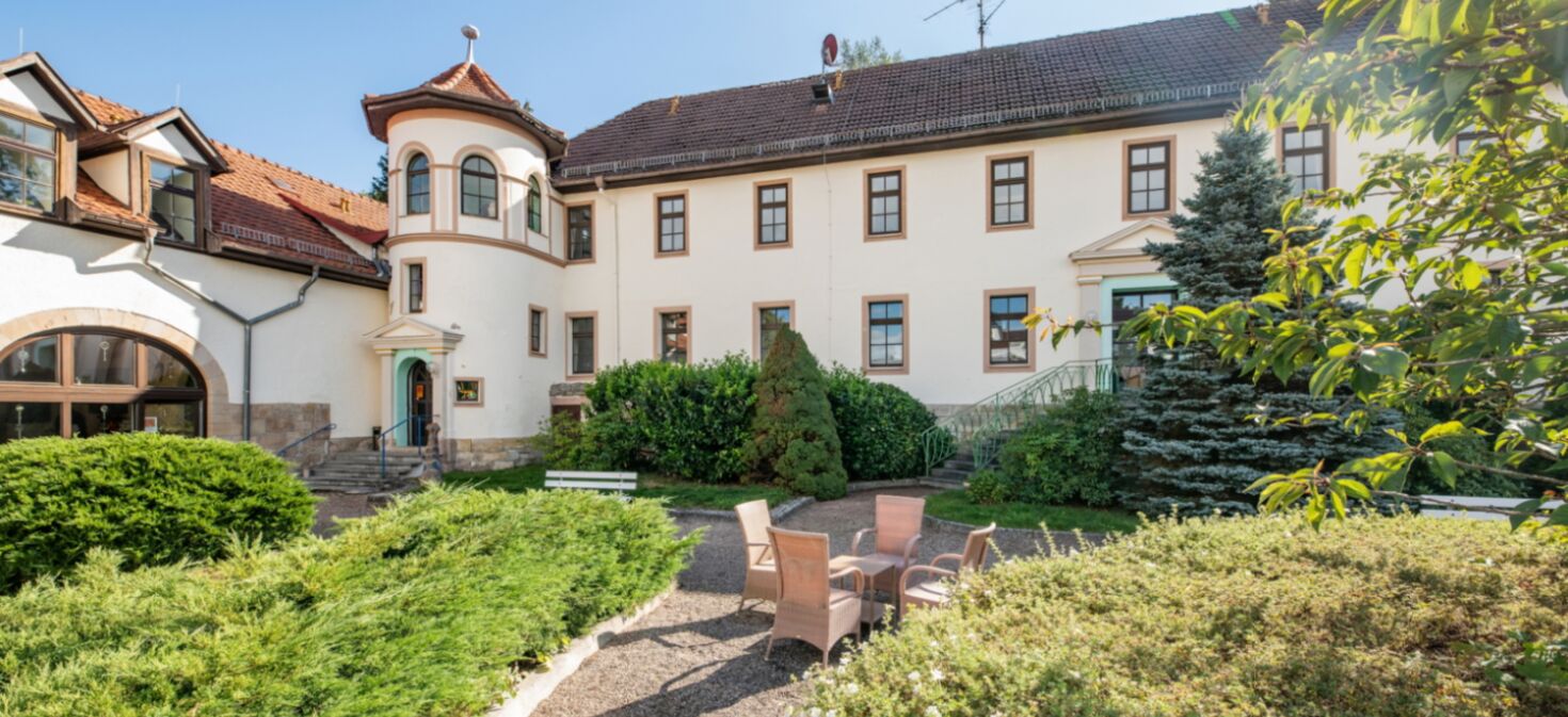 Außenaufnahme Hotel Fröbelhof mit Innenhof und Sitzbereich