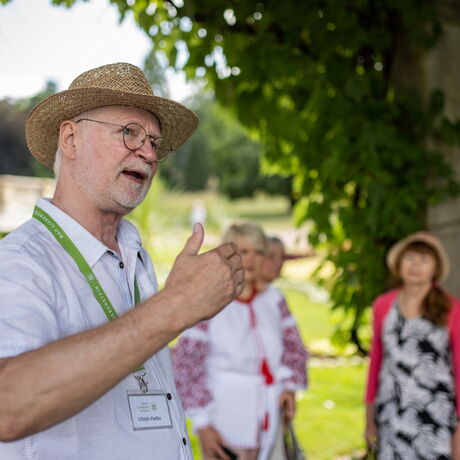Parkführer Ullrich Fiedler mit Gästen bei einer Führung durch den Schlosspark Altenstein