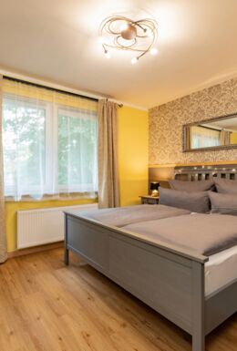 Innenaufnahme Zimmer mit Doppelbett und Kleiderschrank