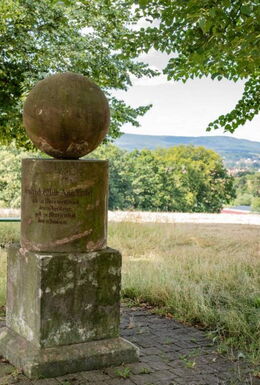 Ursprünglicher Grabstein Fröbels an der Fröbelsruh mit Kugel, Walze und Würfel