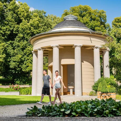 Landschaftsaufnahme mit Brunnentempel und Heilwasserbrunnen