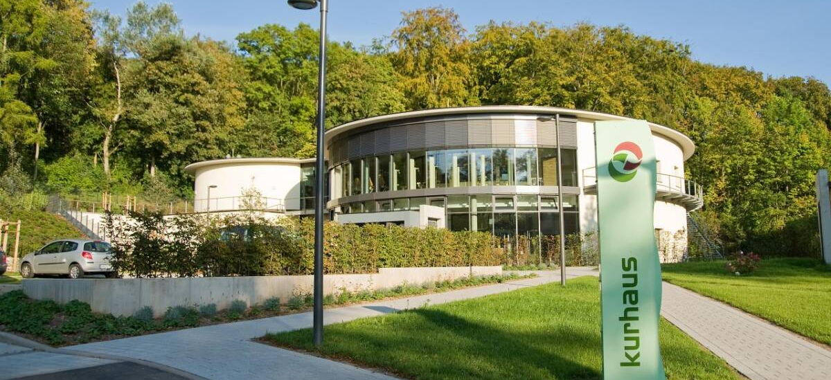 Landschaftsaufnahme mit Kurhaus Vital-Brunnen