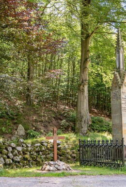 Landschaftsaufnahme mit Lutherdenkmal, Informationskreuz, Lutherbuche und Sitzbank im Glasbachgrund