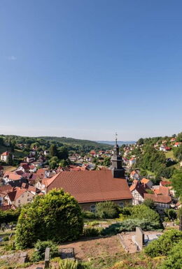Landschaftsaufnahme mit Blick auf die Barockkirche und das Bergdorf Steinbach