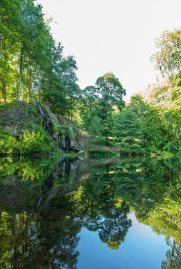 Landschaftsaufnahme mit Luisenthaler Wasserfall und Teich im Schlosspark Altenstein