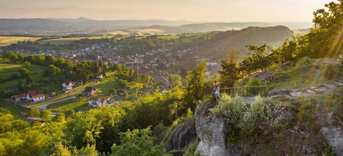 Landschaftsaufnahme mit Morgentorfelsen und Ausblick über den Ort und die Umgebung