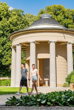 Landschaftsaufnahme mit Brunnentempel und Heilwasserbrunnen